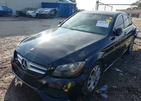 2017 Mercedes-Benz C 300 z USA, uszkodzony, nr VIN 55SWF4JB7HU186678